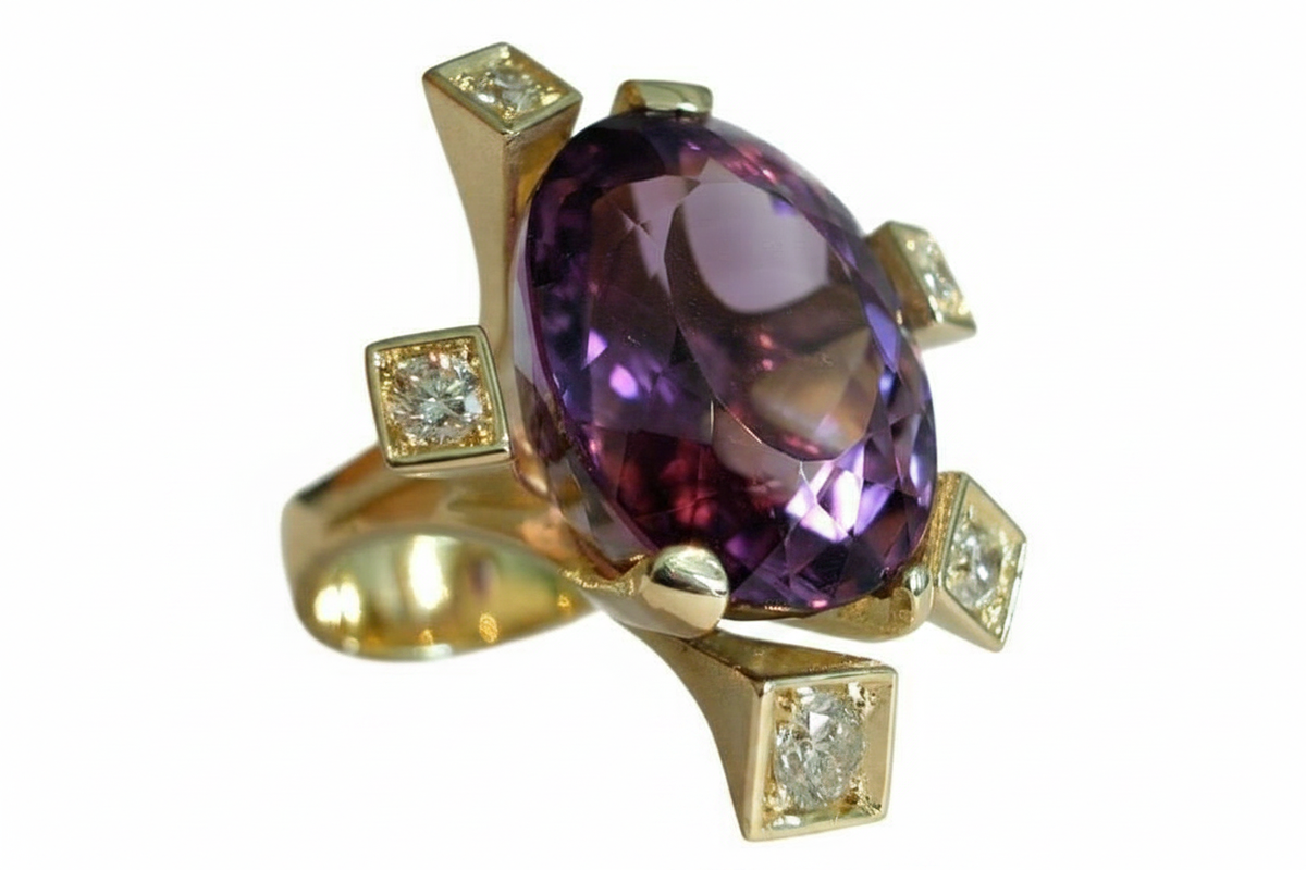 Anello artigianale in oro giallo con ametista ovale e diamanti su sfondo bianco
